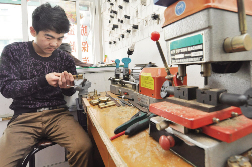 新屯街道开锁店为啥“牛号”频现 听开锁师傅讲什么锁最防盗