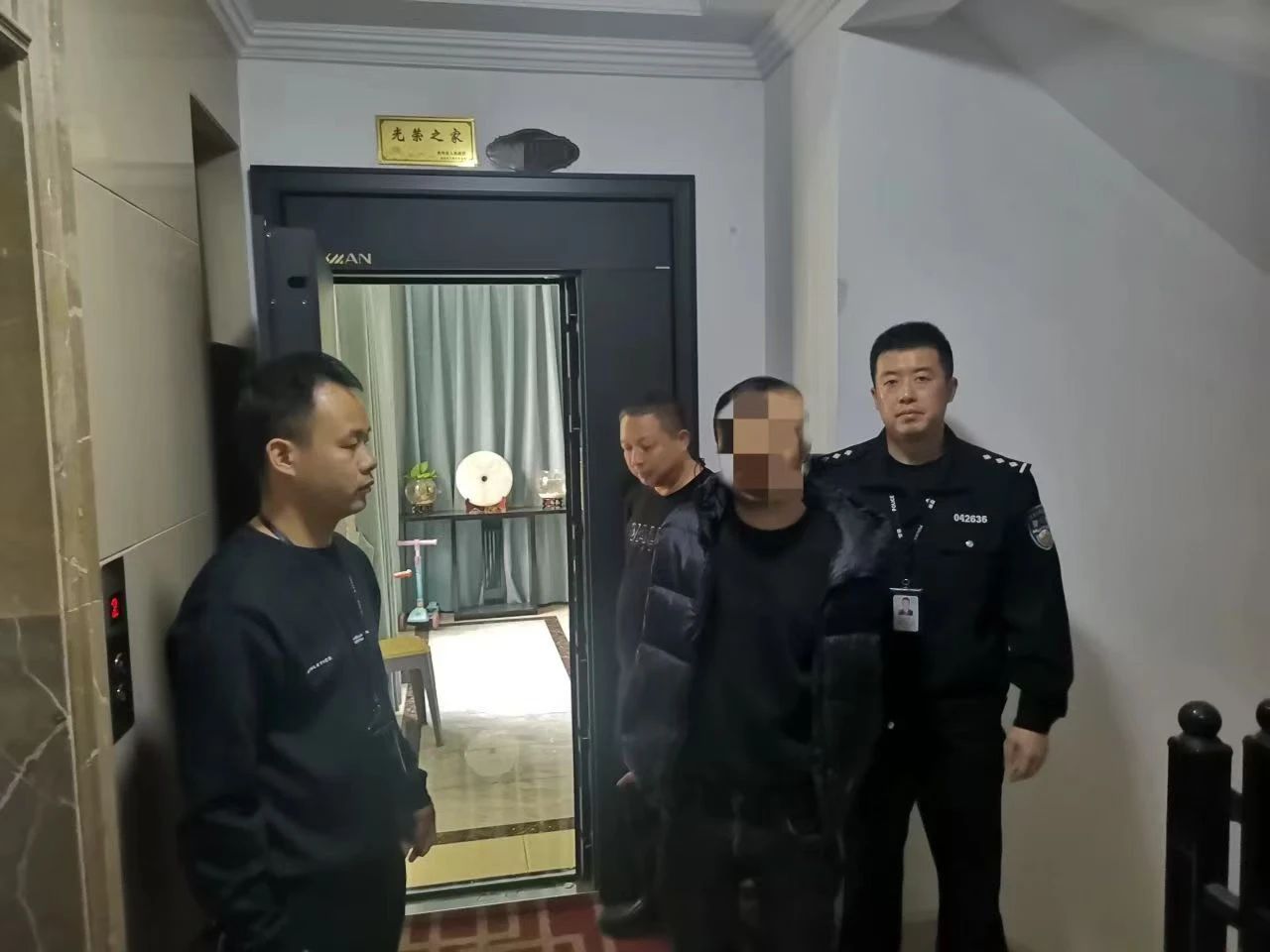 新屯街道全副伪装仍被识别！双龙公安成功抓获一名撬锁盗窃嫌疑人